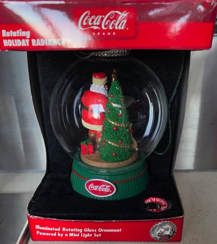 45199-1 € 20,00 coca cola glazen ornament kerstman bij boom.jpeg